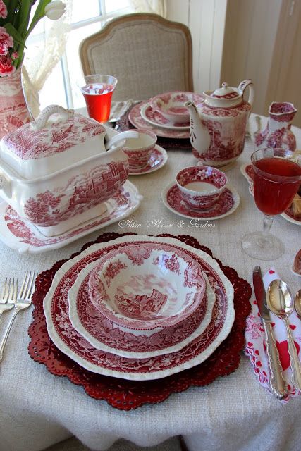 Transferware Tablescape, Red Table Settings, Table Settings Ideas, Red Dinnerware, Red Transferware, Red Dishes, Red Toile, Kitchen Blue, Tafel Decor