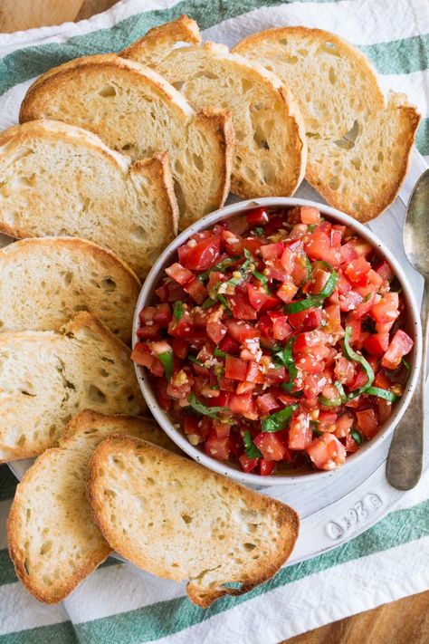 Fresh Bruschetta Classy Christmas Party Food, Easy Apero Ideas, Capri Party, Pasta Buffet, Fresh Bruschetta, Easy Bruschetta Recipe, Homemade Bruschetta, Bruschetta Appetizer, Easy Bruschetta