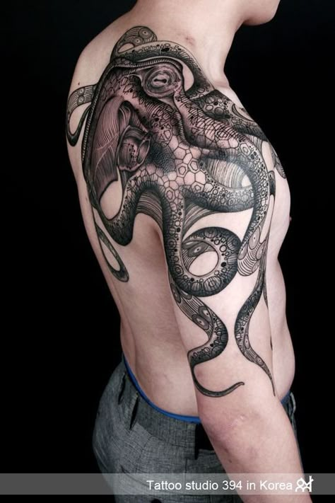 Tattoo Octopus, Octopus Tattoo Sleeve, Kraken Tattoo, Squid Tattoo, Octopus Tattoo Design, Octopus Tattoos, Geniale Tattoos, Tattoo Henna, Initial Tattoo