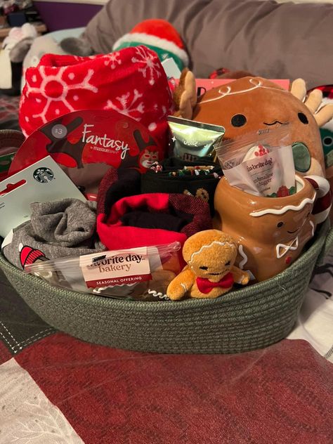 Burgundy Basket Ideas, Cute Things To Get Your Boyfriend For Christmas, Cheap But Good Gifts, Aesthetic Christmas Basket, Small Gift Basket Ideas For Christmas, Booze Basket Ideas Christmas, A Burr Basket, Burr Basket Ideas For Him Christmas, Brr Basket Boyfriend