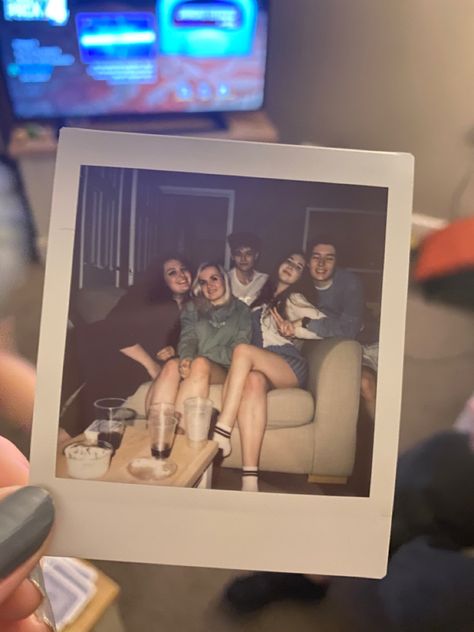 Found Family Trope Aesthetic, Found Family Aesthetic Pictures, Ploraid Aesthetic, Friend Group Polaroid, Family Reunion Aesthetic, Found Family Aesthetic, Found Family Trope, Heart Universe, Aesthetic Group Photo