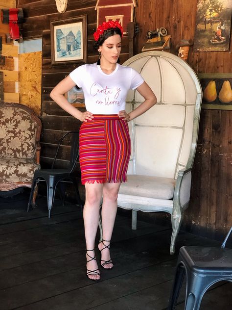 Outfit mexicano 16 De Septiembre Outfit Ideas, Outfit Mexicano, Mexican Embroidered Dress, Mexican Fashion, 30 Outfits, Mexican Outfit, Ideas De Outfits, New Mexican, Mexican Party