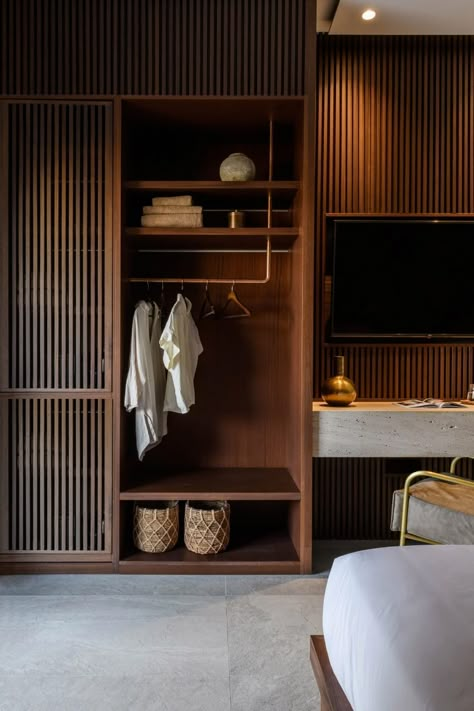 Natural Wood Walk In Closet, Closet Inside Bathroom Ideas, Hotel Storage Room, Hotel Open Wardrobe, Walk In Wardrobe Bathroom, Dressing Room Bathroom Combination, Hotel Closet Design, Hotel Wardrobe Design, Japandi Storage