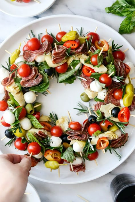 Holiday Antipasto Wreath l SimplyScratch.com #holiday #christmas #appetizer #antipasto #skewers #snack Antipasto Wreath, Food Wreath, Skewer Appetizers, Thanksgiving Dinner Menu, Food Decorations, Christmas Foods, Xmas Food, Snacks Für Party, Thanksgiving Menu