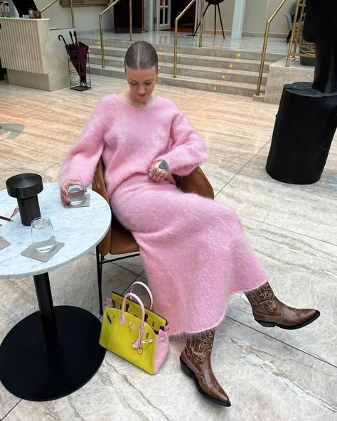 Marianne Theodorsen, Europe Winter Fashion, Scandi Street Style, Pink Sweater Outfit, Casual Dinner Outfits, Chica Chola, Sweater Outfit Ideas, Dinner Outfit Casual, Pink Sweater Dress