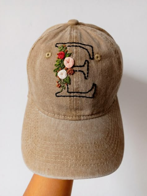 Embroidery Designs For Hats, Hand Embroidery On Hats, Hand Embroidered Hat, Embroidery Caps Ideas, Hat Embroidery Ideas, Embroidered Hats Ideas, Fabric Paint Shirt, Embroidery Hats, Bone Bordado