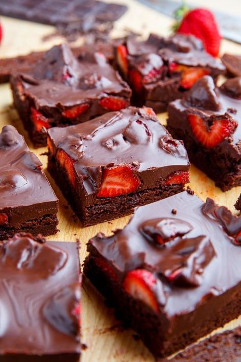 Brownies With Strawberries, Strawberry Brownies, Biscuits Diététiques, Covered Strawberry, Chocolate Balls, Chocolate Covered Strawberry, Chocolate Dipped Strawberries, Valentines Day Desserts, Bar Cookies