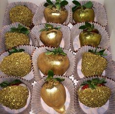 Gold strawberries Gold Covered Strawberries, Gold Strawberries, Glitter Strawberries, Dipped Strawberries, Chocolate Dipped Strawberries, Strawberry Dip, Color Spray, Golden Birthday, Edible Glitter