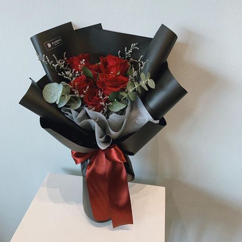 Bamboo Green Florist 🌱 on Instagram: “- Simplicity red and black 🖤♥️ . . . #bambooflorist #penangflorist #floristpenang #butterworthflorist #rajauda  #bmflorist #floristbm…” Black Red Bouquet, Red And Black Bouquets, Black And Red Bouquet, Black Bouquet, Red Bouquet, Online Florist, Flowers Bouquet Gift, Mini Bucket, Small Bouquet