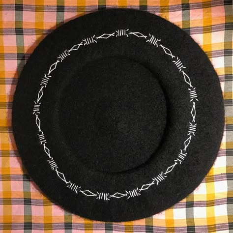 Hand Embroidery Barbed Wire Beret - @bootgirlbek on IG Barbed Wire Cross Stitch, Barb Wire Embroidery, Barbed Wire Stitch, Goth Embroidery Clothes, Barbwire Embroidery, Punk Embroidery Ideas, Alt Embroidery, Witch Diy Crafts, Barbed Wire Embroidery