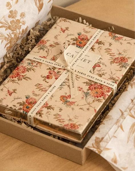 Cottagecore Packaging, Book Packaging Ideas, Notebook Packaging, Notebook Gift Ideas, Fancy Notebooks, Notebooks Aesthetic, Book Packaging, Handmade Stationary, Vintage Stationary