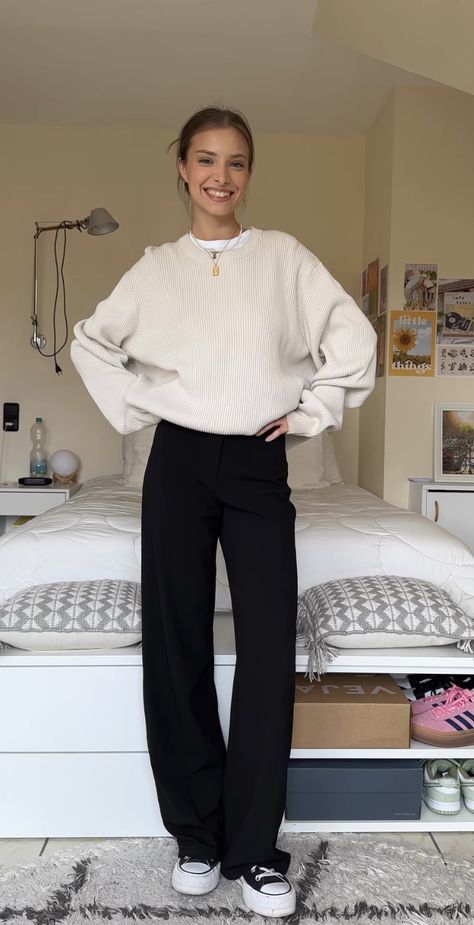 Crewneck Sweater Outfit, Beige Crewneck, Sixth Form Outfits, Smart Casual Work Outfit, Trouser Outfit, Skandinavian Fashion, Uni Outfits, Work Fits, Sweater Outfit