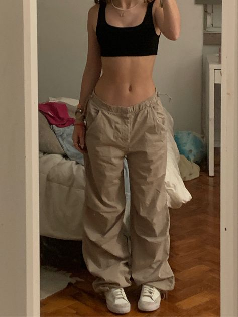 Tiny Top Big Pants Aesthetic, Tiny Tops Big Pants, Big Pants Tiny Top, Tiny Top Big Pants Outfit, Big Pants Aesthetic, Little Top Big Pants Outfits, Tiny Top Big Pants, Little Top Big Pants, Tiny Crop Top