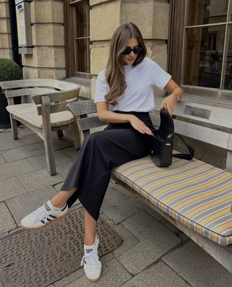 Europe Sneakers Outfit, Travel Skirt Outfit, Ny Outfits Spring, Veja Aesthetic, Sprezzatura Women, Bangkok Outfit Ideas, Beige Sneakers Outfit, Sambas Adidas Women Outfit, Silk Skirt Outfit