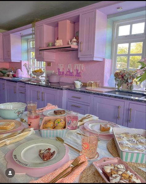 Pastel Eclectic Decor Bedroom, Pastel Maximalist Decor, Pastel House Aesthetic, Pastel House Decor, Pastel Dinnerware, Colorful House Interior, Kawaii Apartment, Pastel Home, Pastel Home Decor