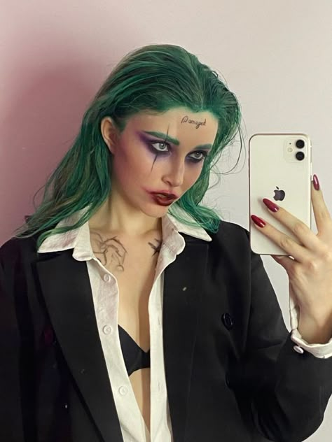 Masc Lesbian Joker Costume, Green Hair Halloween Costumes Ideas, Hot Joker Makeup, Green Wig Halloween Costume, Female Joker Costume Makeup, Girls Joker Costume, Joker Make Up Female, Hot Joker Costumes, Joker Outfit Female