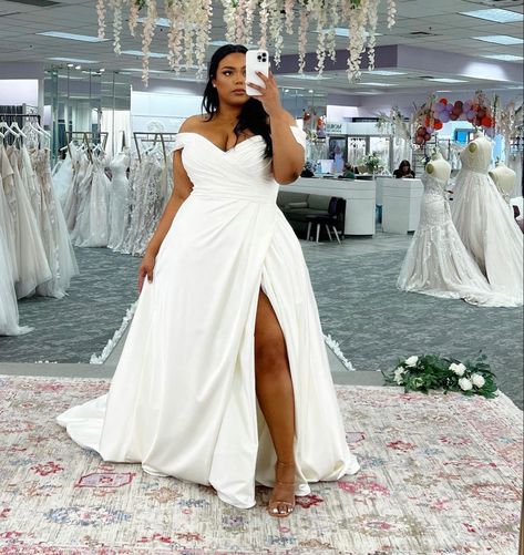 Curvy Wedding Dress, Plus Size Wedding Dresses With Sleeves, Curvy Wedding, Plain Wedding Dress, Plus Wedding Dresses, Plus Size Wedding Gowns, Boda Mexicana, Curvy Bride, Fancy Wedding Dresses