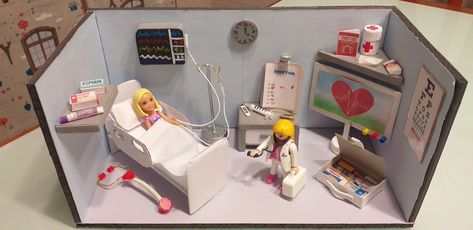 Barbie Hospital, Shoe Box Diorama, Biology Project, Doll Hospital, English Corner, Biology Projects, Medical Careers, Hospital Room, Bird Houses Diy