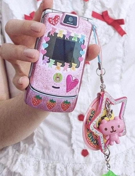 Flip Phone Aesthetic, Cute Tech, Old Phones, Y2k Phone, Retro Gadgets, Retro Phone, Gyaru Fashion, Flip Phone, Y2k Vibes