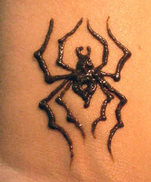 Henna Designs Spider, Spider Henna Tattoo, Spider Man Henna, Spiderweb Henna, Hina Tattoo Ideas, Small Hand Henna, Tiny Henna Designs, Wallpaper Iphone Tattoo, Spider Henna