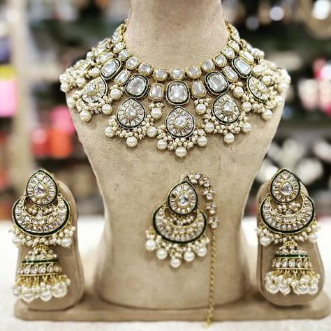 Bridal Jewellery For Rani Pink Lehenga, Lehangas Designs, Diamond Hanging Earrings, Kundan Polki Necklace, Necklace Set Indian Bridal Jewelry, Kundan Choker Necklace, Bridal Jewelry Sets Brides, Kundan Jewellery Bridal, Indian Wedding Jewelry Sets