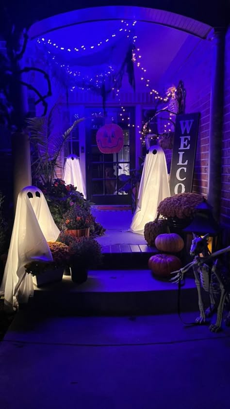 Festa Hotel Transylvania, Porche Halloween, Outside Halloween Decorations, Table Halloween, Halloween Outside, Easy Diy Halloween Decorations, Casa Halloween, Halloween Decor Diy, Outdoor Halloween Decorations