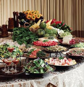 Staggering heights on a buffet using fresh produce Buffet Tablescapes, Veggie Display, Wedding Buffet Table, Easter Buffet, Party Buffet Table, Food Display Table, Buffet Presentation, Salad Buffet, Buffet Set Up