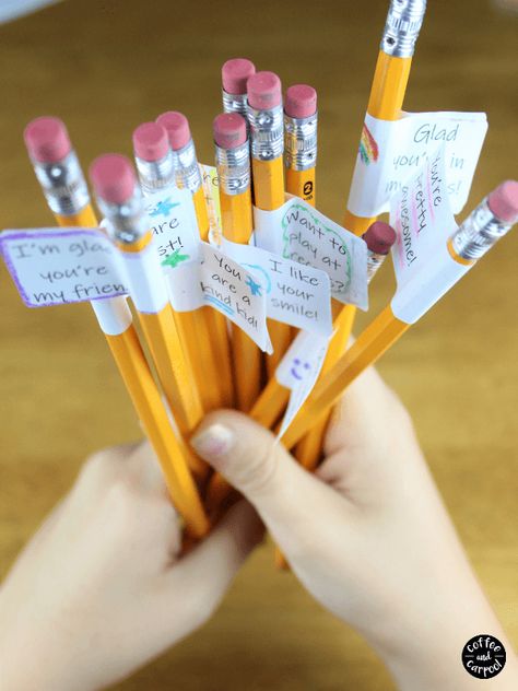 How to Make Back to School Kindness Pencil Toppers Handmade Gifts For Students, Christmas Crafts For School, Decorate School Supplies, Class Gift Ideas, Pencil Toppers Diy, Pencil Case Crafts, Gifts For Classmates, Handmade Gifts For Kids, Gift Ideas For Students