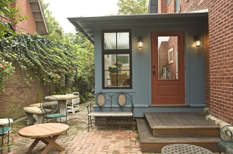 Mudroom Addition Exterior, Small Enclosed Porch, Side Porch Ideas, Enclosed Front Porches, Porch Enclosure, Mudroom Addition, Sunroom Kitchen, Small Sunroom, Porch Enclosures