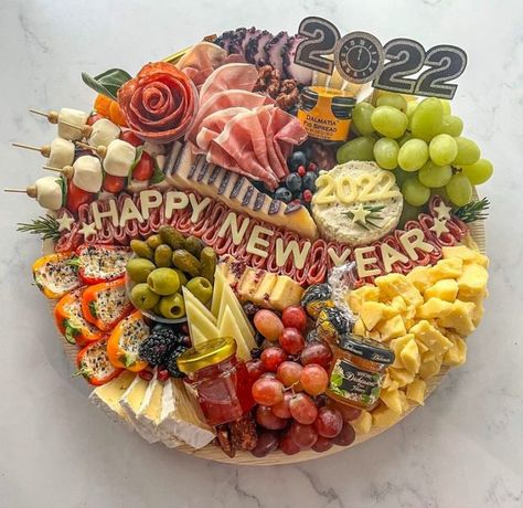 50 Halloween finger foods for your holiday parties! Appetizers, dips, desserts, and more, with a mix of Halloween- and fall-themed foods. New Year Cheese Platter, New Years Grazing Board, Christmas Eve Cheese Board, New Years Charcuterie Board 2024, New Years Charcuterie Board 2023, Charcuterie New Years Eve, New Years Eve Cheese Board, New Years Cheese Board Ideas, New Year Eve Charcuterie Board