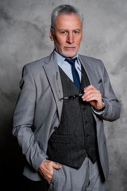 Free photo portrait elegant old man | Free Photo #Freepik #freephoto #elegant-man #suit #business-man-suit #handsome Business Man Reference, Old Man In Suit, Old Man Suit, Old Man Reference, Garden Cocktail Attire, Caesar Costume, Rich Old Man, Old Man Outfit, Men Headshots