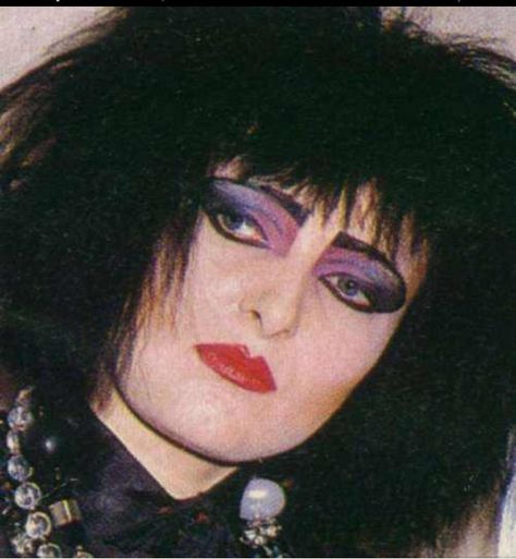 Siouxsie I am inspired by the many different colors of shadows I see Siouxsie Sioux 80s, Wave Makeup, Cherrie Currie, 80s Goth, Siouxsie Sioux, Siouxsie And The Banshees, Punk Glam, Trad Goth, Violet Eyes