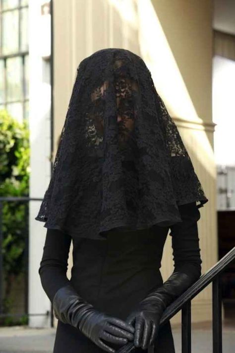 Mystery woman’s all black mourning clothes from Season 4. Pretty Little Liars Fashion, Woman In Black, Twelfth Night, Six Feet Under, Looks Black, Black Gloves, Gothic Wedding, Black Veil, Goth Outfits