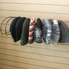 Beanie Display, Diy Hat Display, Retail Clothing Racks, Craft Fair Booth Ideas, Slat Wall Display, Cap Rack, Store Display Ideas, Cap Display, Grey Headboard