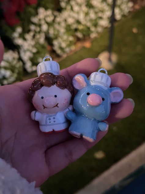 Clay Ideas Disney, Clay Sculpture Ideas Cute, Funny Clay Art, Cute Air Clay Ideas, Air Dry Keychain, Disney Clay Art, Cool Clay Ideas Aesthetic, Polymer Clay Pencil Holder, Ratatouille Clay