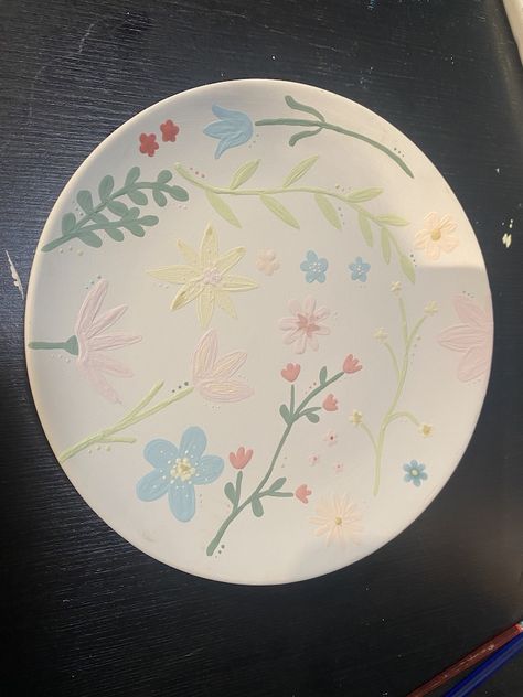 Diy Jewelry Dish Painting, Pottery Painting Plate Flowers, Easy Ceramic Plate Painting Ideas, Pottery Painting Ideas Beginners, Paint Own Pottery Ideas, Ceramic Flower Painting, Flower Painted Pottery, Cute Simple Pottery Painting Ideas, Diy Painted Pottery Ideas