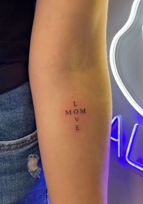 Tatoos Woman Minimal, Tato Mom, Tattoo For Mom Meaningful, I Love Mom Tattoo, Love Mom Tattoo, Tattoos For Moms, Name Tattoos For Moms, Cute Simple Tattoos, Tiny Wrist Tattoos