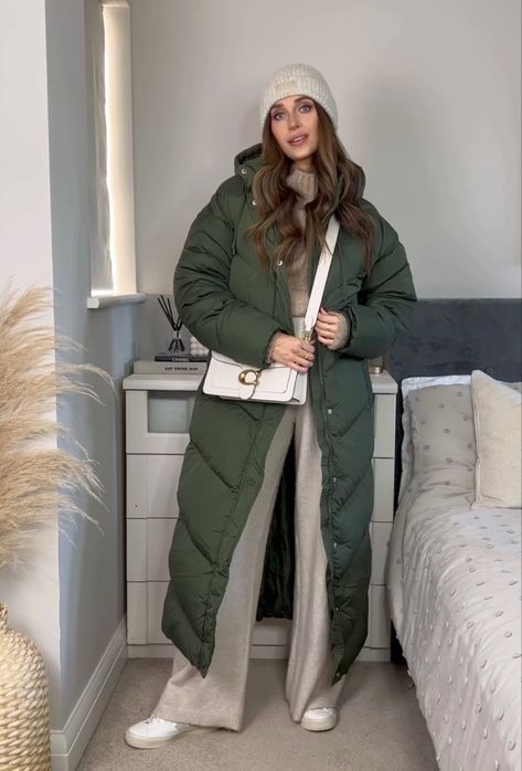 Long Green Puffer Jacket Outfit, Green Puffer Coat Outfit, Green Puffer Outfit, Olive Green Puffer Jacket Outfit, Green Parka Outfit Winter, Olive Green Jacket Outfit, Puffy Coat Outfit, Green Puffer Jacket Outfit, Green Parka Outfit