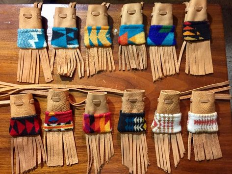 Native American Medicine Bag, American Quilts Patterns, Medicine Bag Necklace, Amulet Bag, Leather Medicine Bag, Necktie Crafts, Medicine Bags, Medicine Pouch, Beaded Pouch