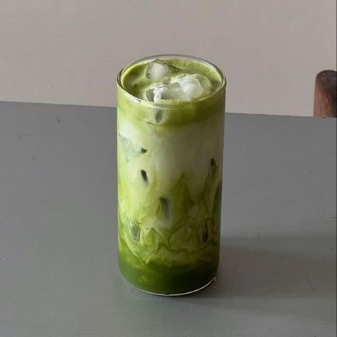 Ice Matcha Latte, Icons Verde, Matcha Latte Aesthetic, Matcha Iced Tea, Drink Board, Matcha Cafe, Green Marketing, Coffee Aesthetics, Matcha Drink