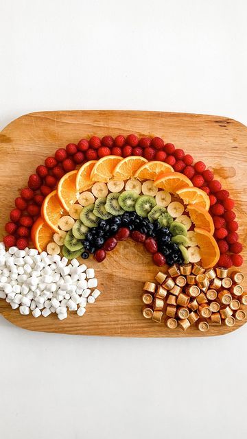 Home & Kind on Instagram: "Alright moms, you’re about to be the hero of St. Patrick’s Day when you throw together this easy ‘gold at the end of the rainbow’ fruit platter. All it takes is a little ROYGBIV 🍓🍊��🍌🥝🫐🍇. You’ve got 17 days to make it happen! 🌈" Healthy Birthday Snacks, Holiday Fruit Platter, Rainbow Fruit Platters, Easy Unicorn Cake, Kids Veggies, Healthy Birthday, Holiday Fruit, Wild Birthday Party, Fruits For Kids