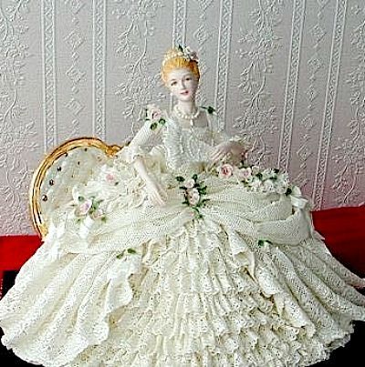 Dresden lace figurine ~Debbie Orcutt ❤ Dresden Dolls, Porcelain Figures, Dresden Porcelain, Half Dolls, Pin Doll, China Dolls, China Painting, Porcelain Jewelry, فستان سهرة