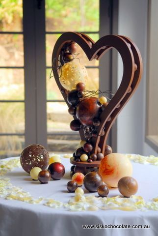 heart chocolate sculpture Chocolate Sculptures Ideas, Chocolate Sculptures Art, Chocolate Centerpieces, Chocolate San Valentin, Chocolate Showpiece, Chocolate Sculpture, Heart Sculpture, Chocolate Sculptures, Chocolate Work