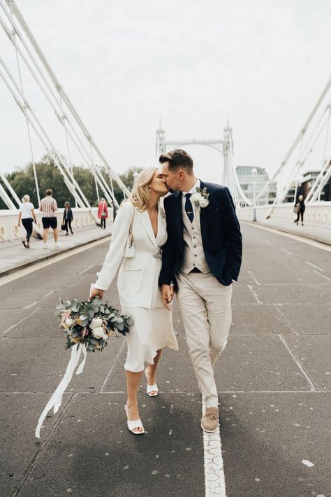 London chelsea elopement, London wedding, white wedding suit London Elopement Weddings, Townhall Wedding, Legal Wedding, London Elopement, Carpenter Photography, London Couple, Wedding Couple Portrait, London Chelsea, White Wedding Suit