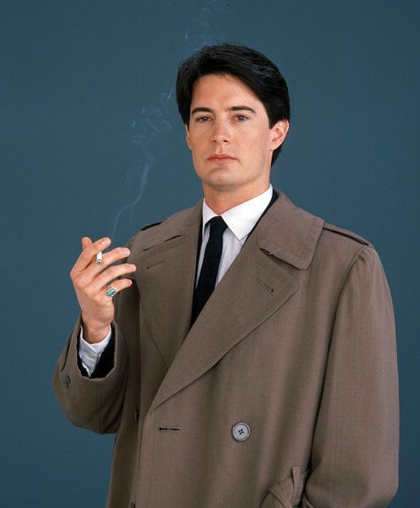 Kyle MacLachlan as 'Special Agent Dale Cooper' in Twin Peaks (1990-91, CBS) Twin Peaks Cooper, Kyle Mclachlan, Iconic Celebrity Outfits, Twin Peaks Tv, Twin Peaks Fashion, Twin Peaks 1990, Agent Dale Cooper, Agent Cooper, Celebrity Style Men