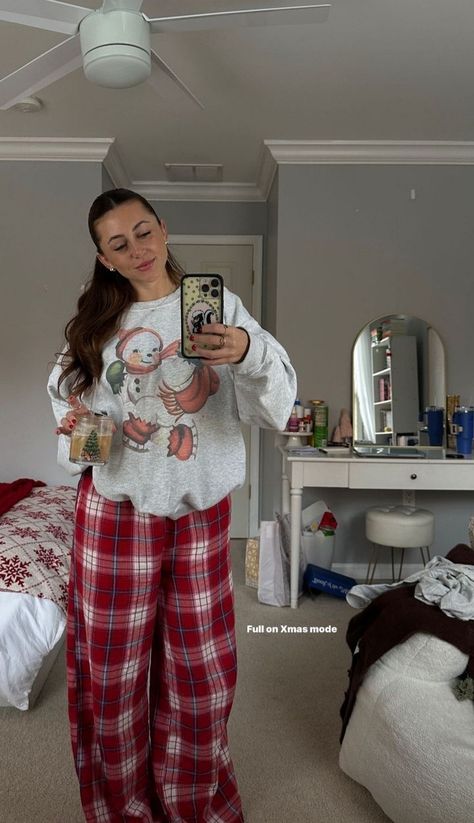 Pj Outfit, Winter Pjs, Her Drawing, Outdoor Decoration Ideas, Pajamas Aesthetic, Outdoor Christmas Decoration Ideas, Pajama Outfit, Christmas Dreaming, Pajama Day