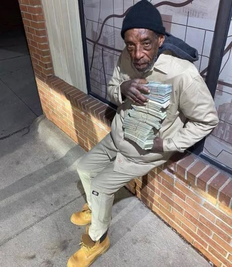 Drip Outfit Men, Funny Black People, Funny Profile, Money And Happiness, Really Funny Pictures, Bank Transfer, Bank Notes, Black People, Mood Pics