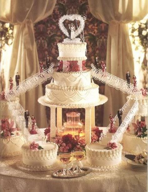 Old School Wedding, Fountain Wedding Cakes, Vintage Pasta, Fruit Wedding Cake, Old Fashioned Wedding, 80s Wedding, Italian Wedding Cakes, Fountain Cake, Fruit Wedding