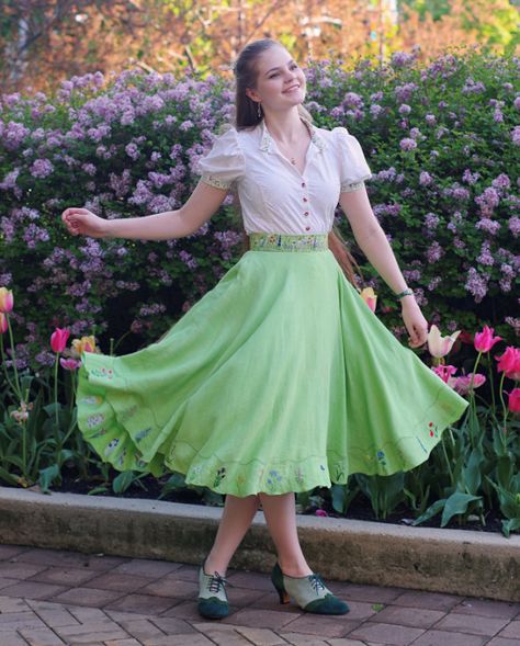 Transform a Tablecloth into a Circle Skirt - WeAllSew