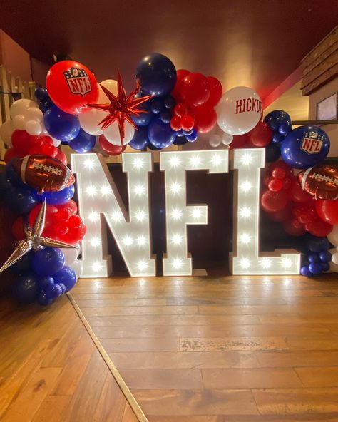 Kick-starting the new NFL season! #nfl #nflfootball #corporateballoons #businessballoons #partyballoons #balloondecor #balloonstylist #balloons #lednumbers #lednumberhire #northwales #wrexham #rhosonsea @sempertexuk @proballoonshop @kalisanuk @kalisanballoons Bills Birthday Party, Business Balloons, Football Rooms, Buffalo Bills Football, Bills Football, Sports Party, Nfl Season, Nfl Draft, Buffalo Bills